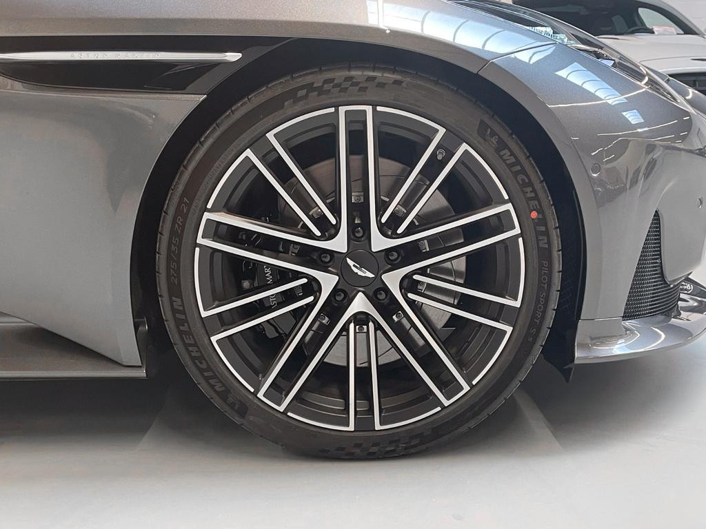 Aston Martin DB12