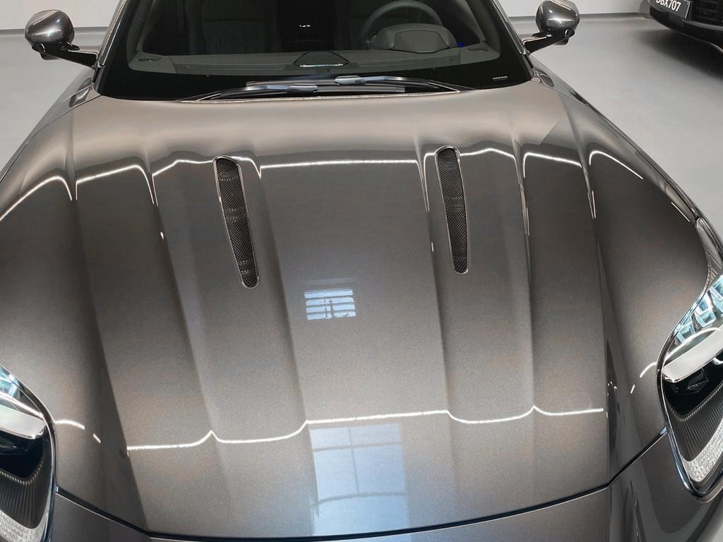 Aston Martin DB12