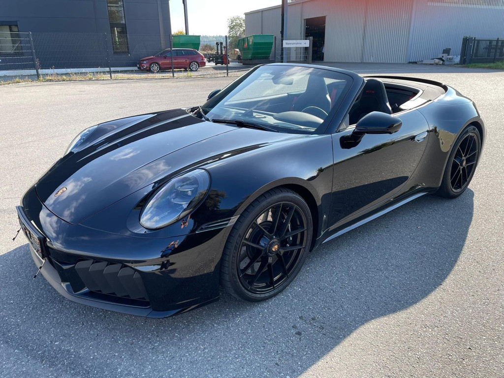 Porsche 911 GTS Cabrio Carrera 4