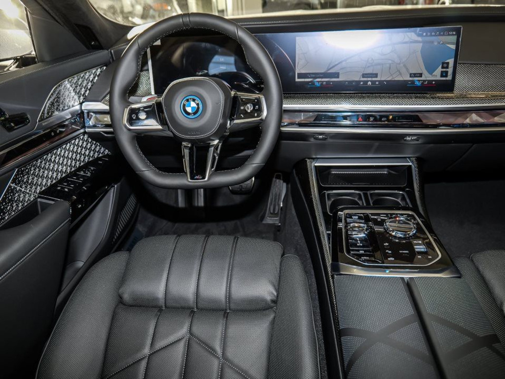 BMW i7