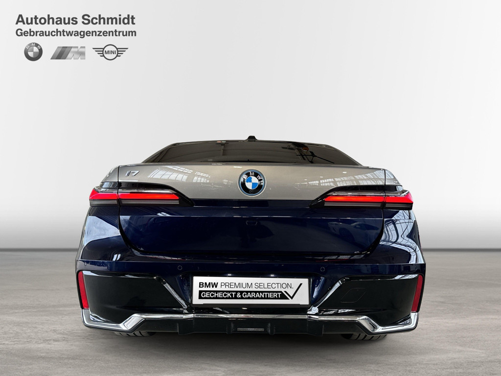 BMW i7