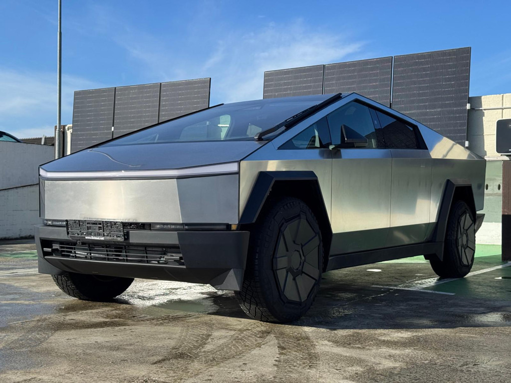 Tesla CYBERTRUCK 