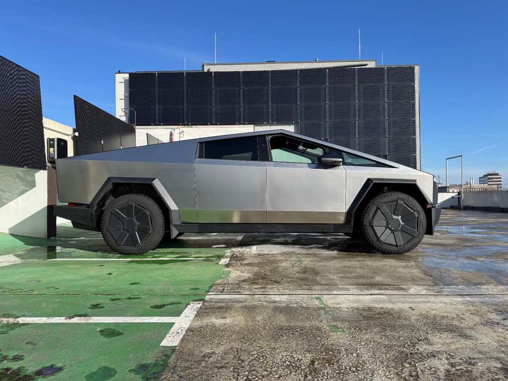 Tesla CYBERTRUCK
