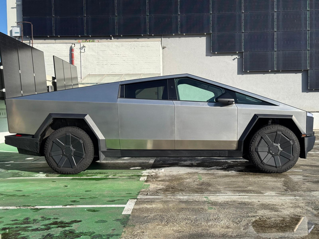 Tesla CYBERTRUCK