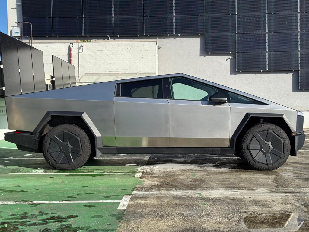 Tesla CYBERTRUCK