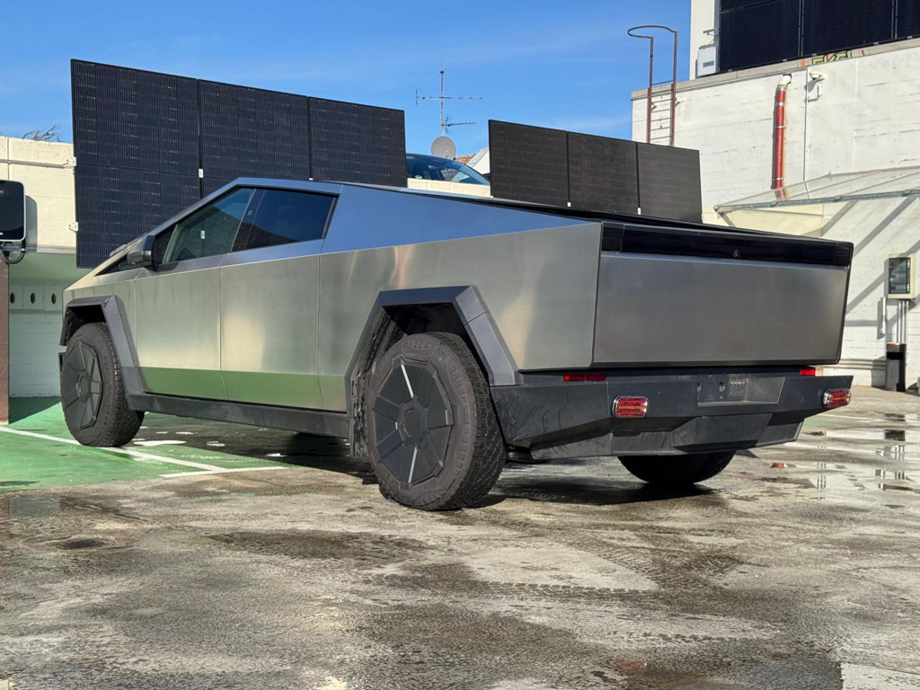 Tesla CYBERTRUCK