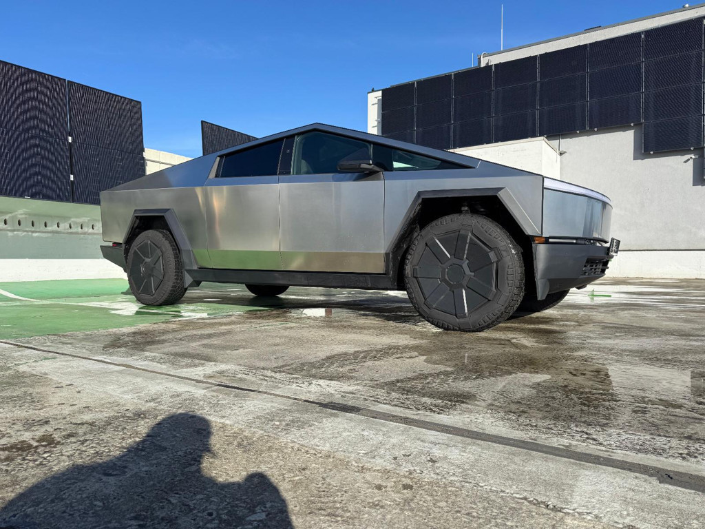 Tesla CYBERTRUCK