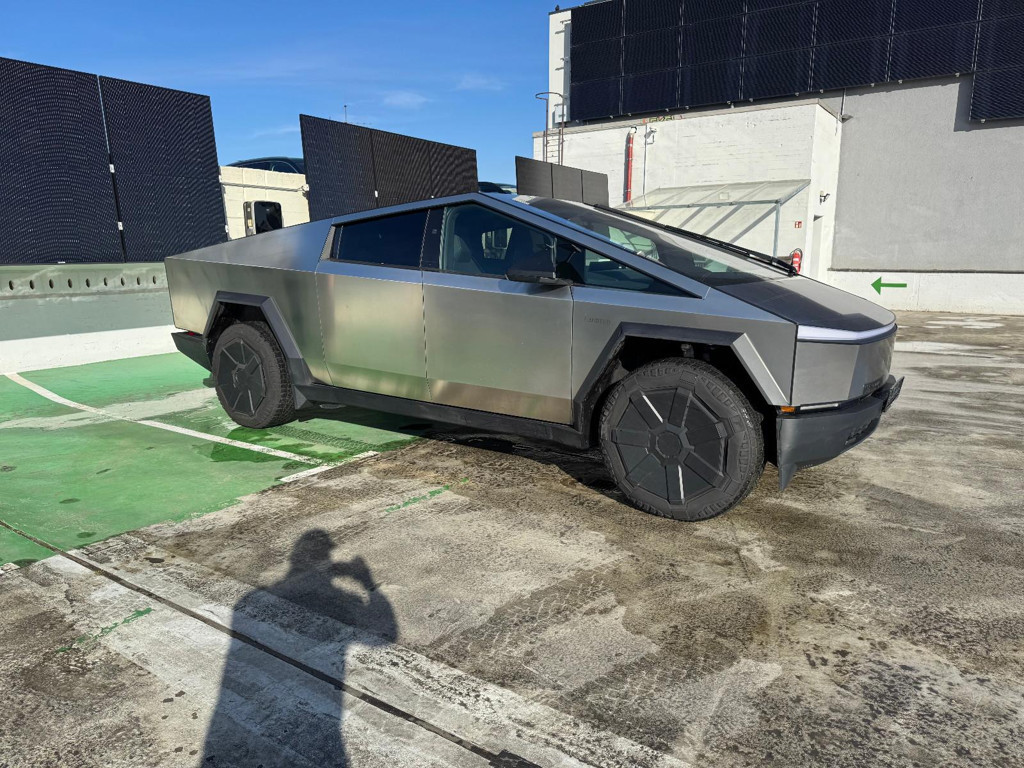 Tesla CYBERTRUCK