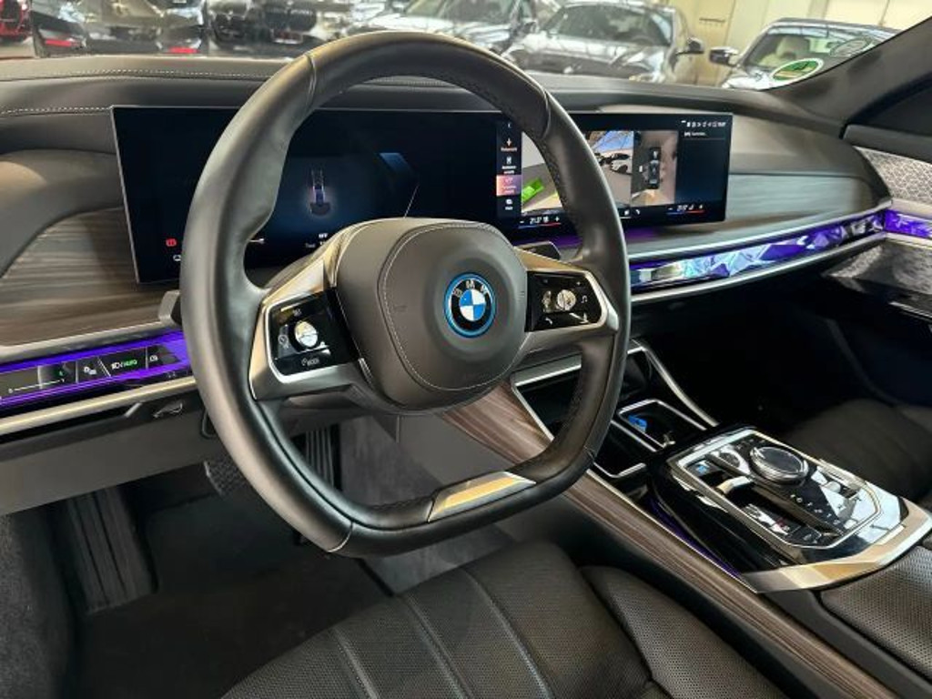 BMW i7