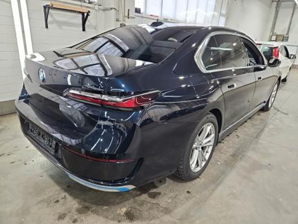 BMW i7