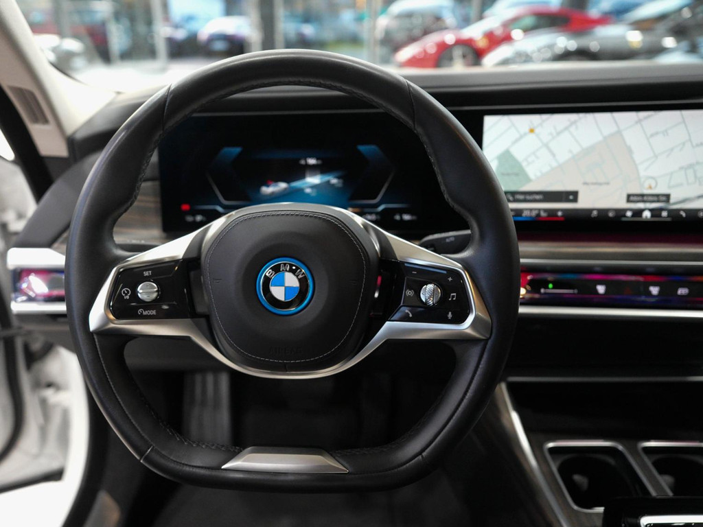 BMW i7