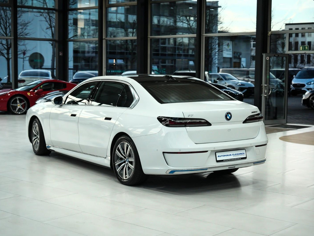 BMW i7