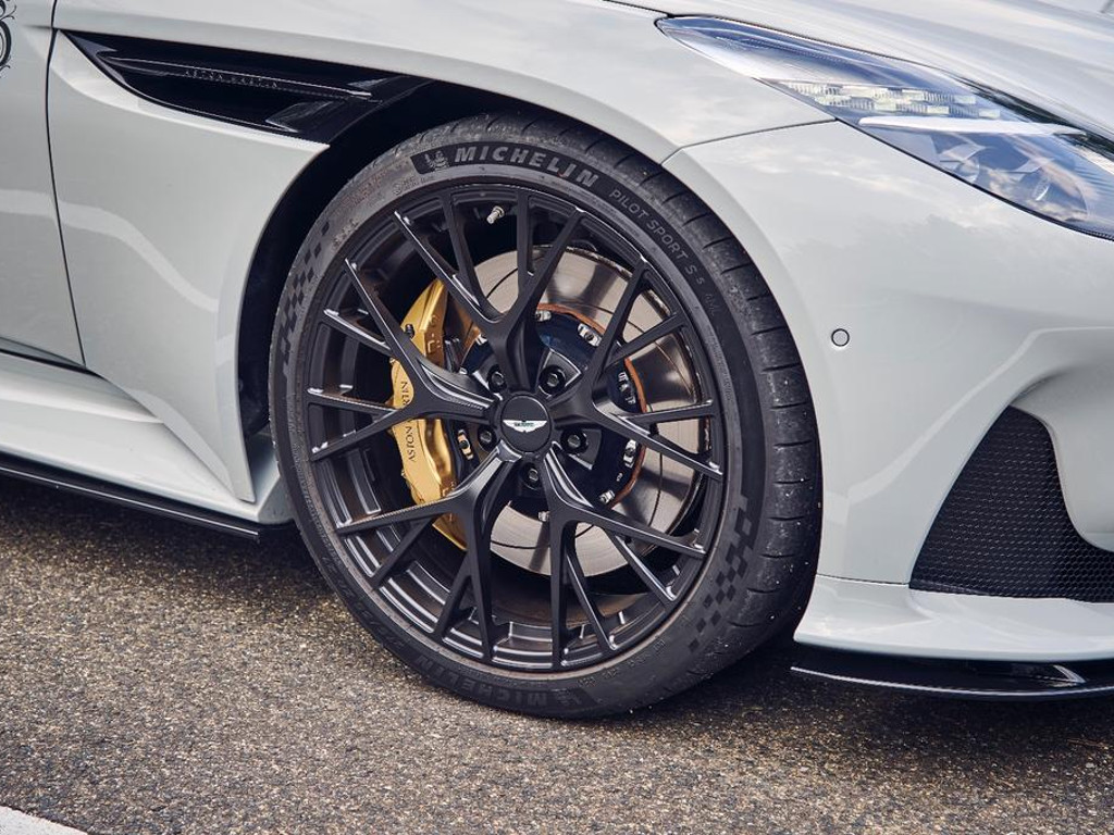 Aston Martin DB12