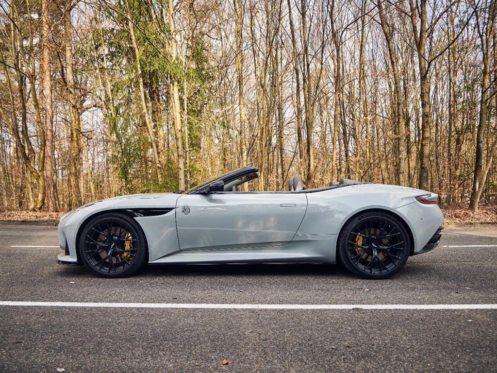 Aston Martin DB12