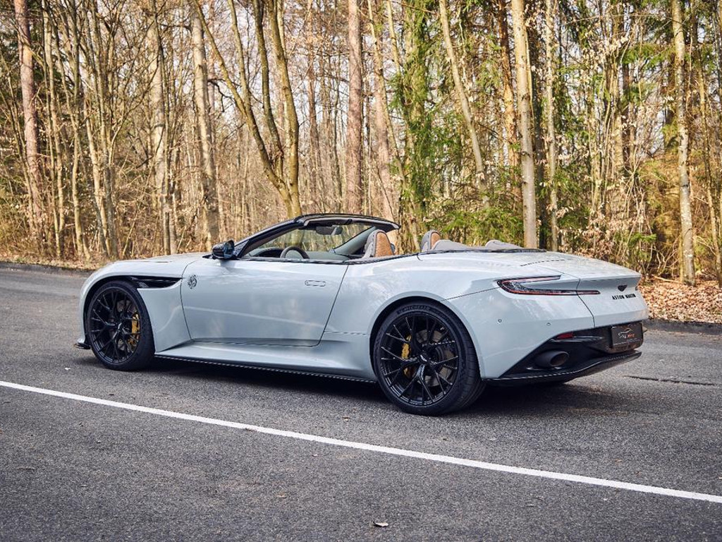 Aston Martin DB12