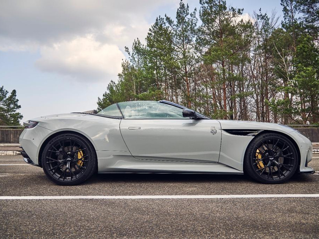 Aston Martin DB12