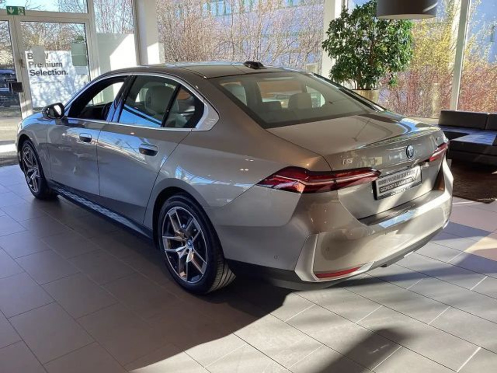 BMW i5