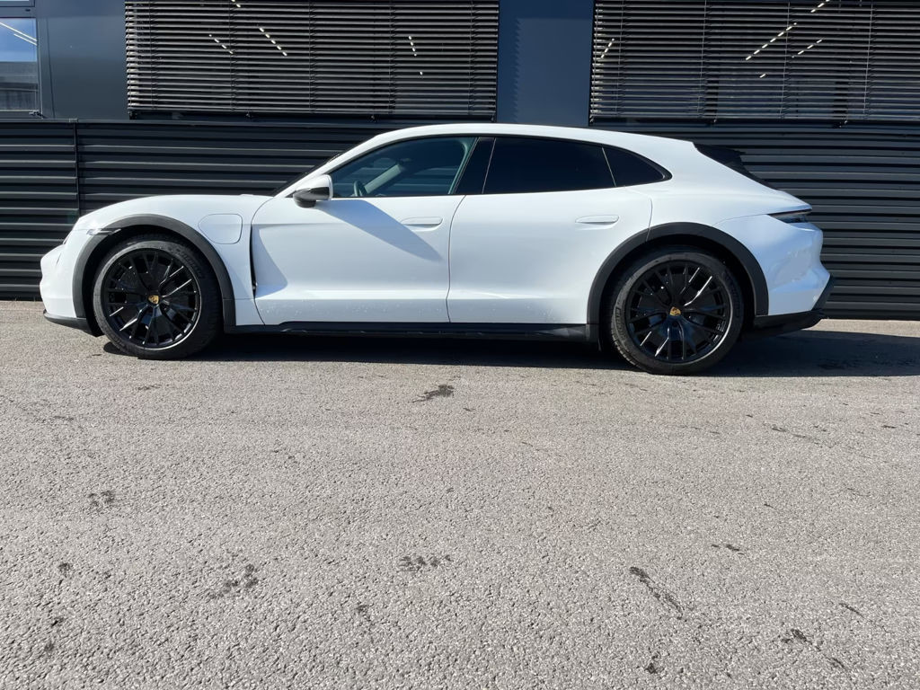 Porsche Taycan GTS Cross Turismo 4
