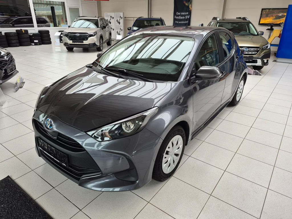 Toyota Yaris 1.5 HSD *Sommer- und Winterräder*