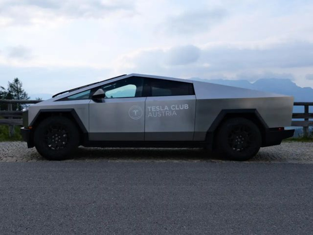 Tesla CYBERTRUCK Cybertruck "foundation series" EU Zulassung
