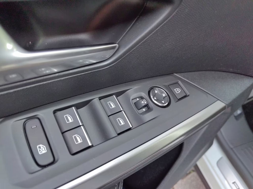 Peugeot E-3008