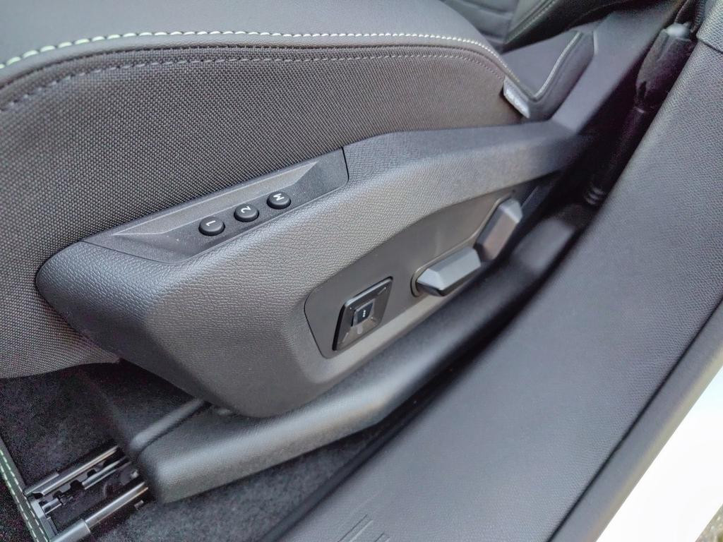 Peugeot E-3008