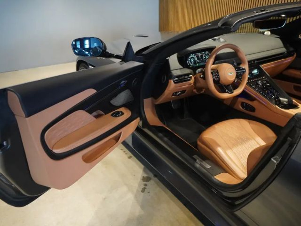 Aston Martin DB12