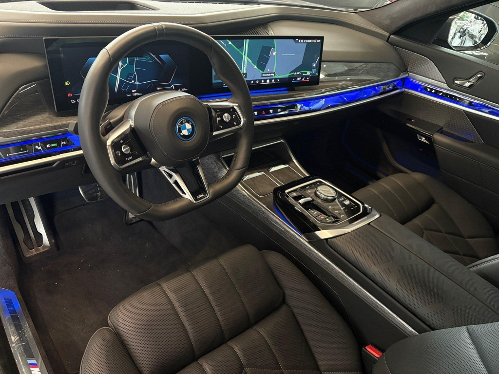 BMW i7