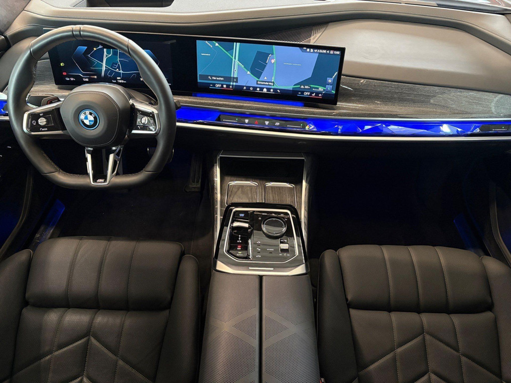 BMW i7