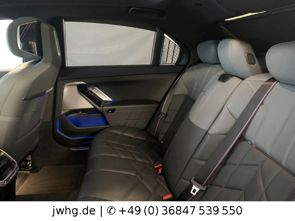 BMW i7
