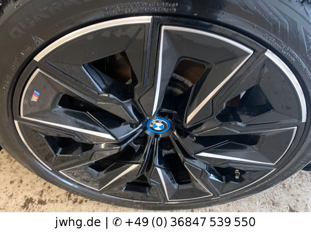 BMW i7