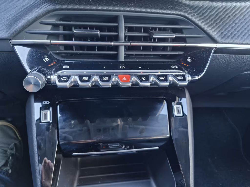 Peugeot e-208