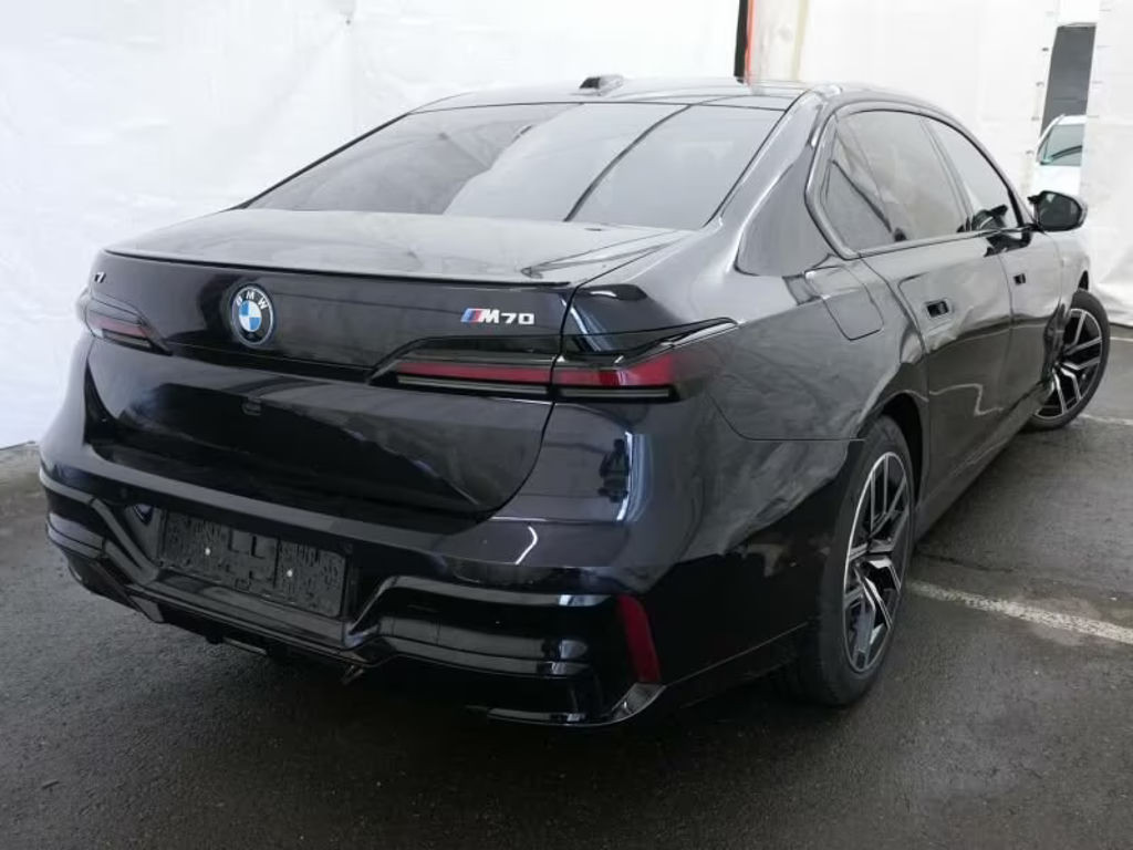 BMW i7
