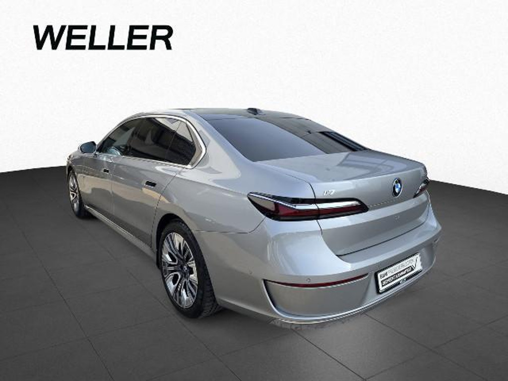 BMW i7