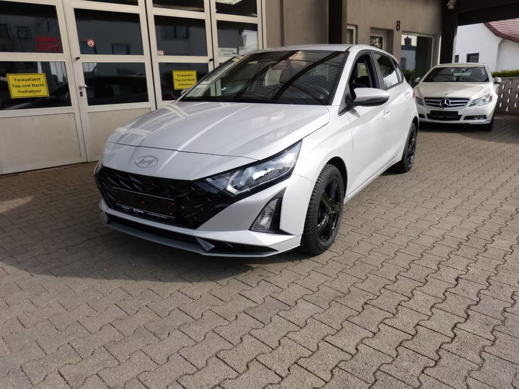 Hyundai i20 NAVI SHZ LHZ APPLE KAMERA TEMPOMAT ALU