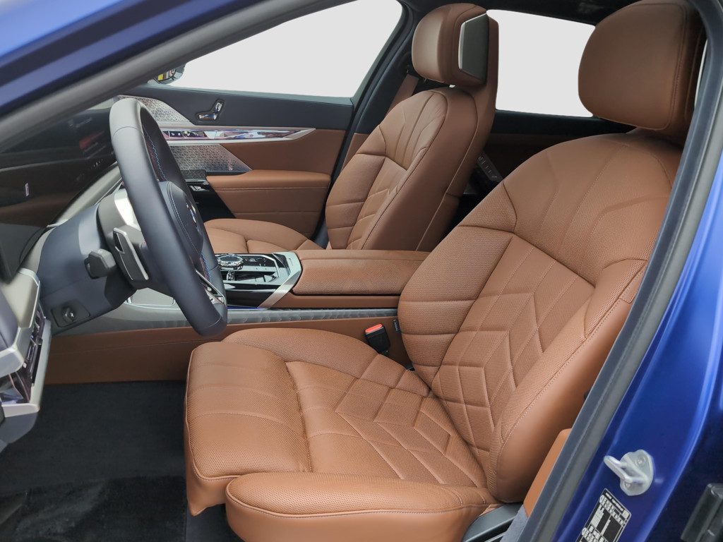 BMW i7