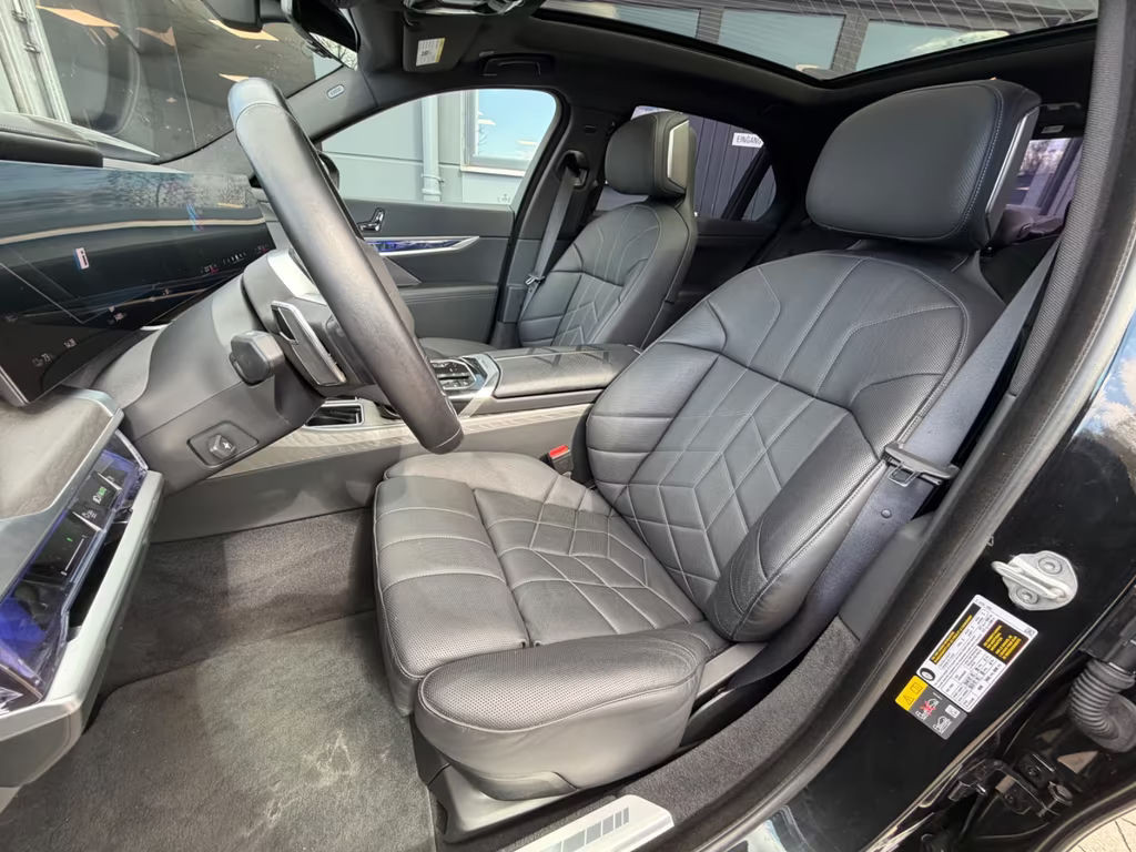 BMW i7