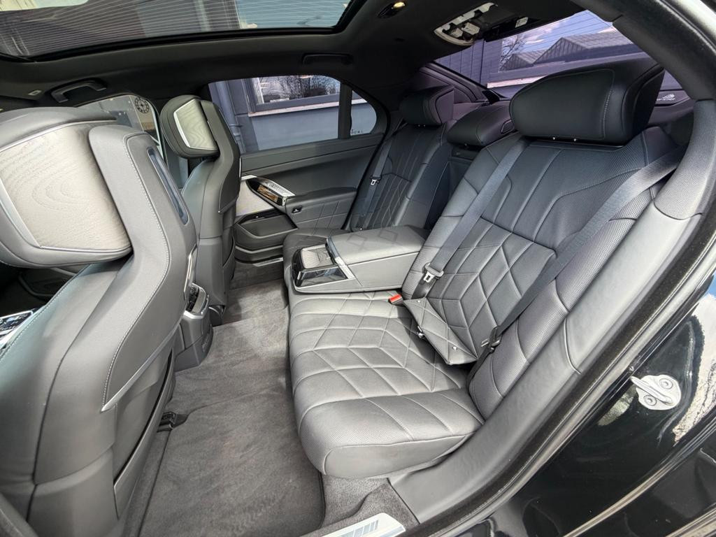 BMW i7