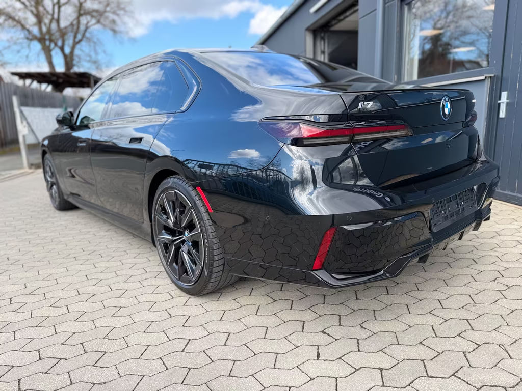 BMW i7