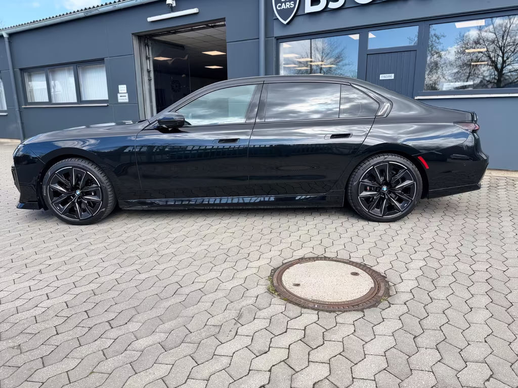 BMW i7