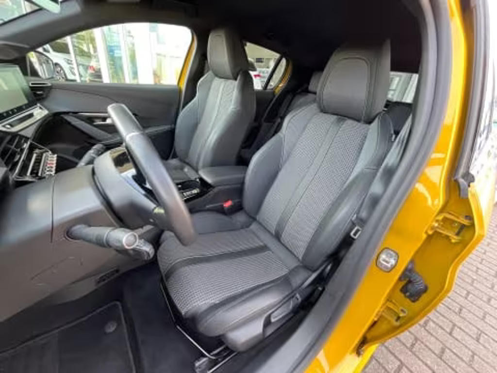 Peugeot e-208