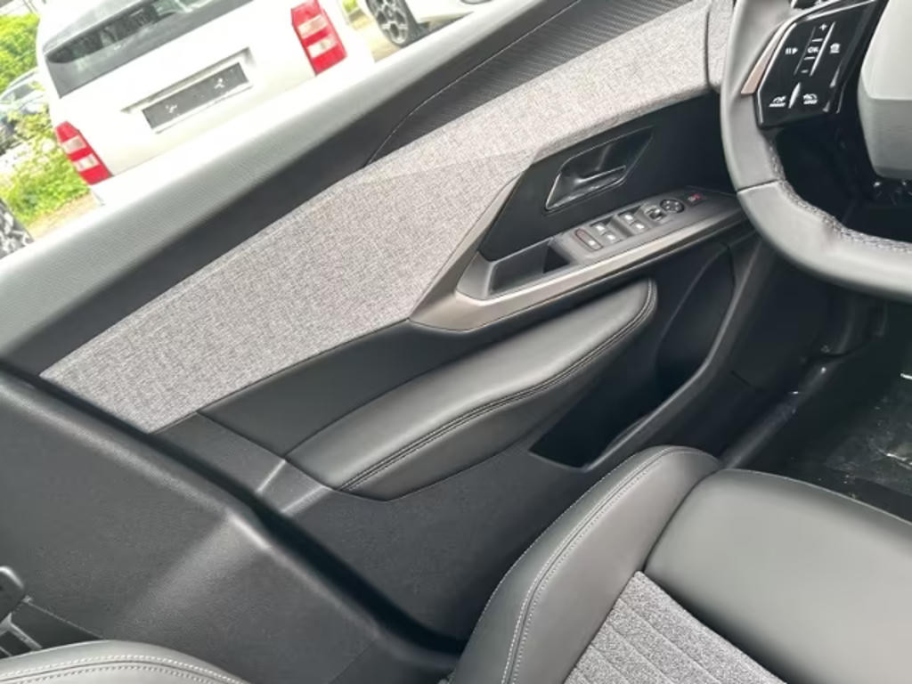 Peugeot E-5008