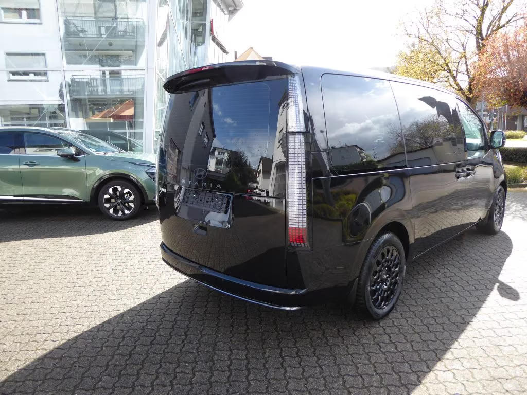 Hyundai Staria Signature