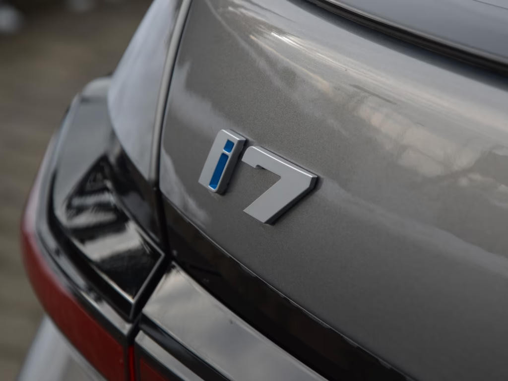 BMW i7