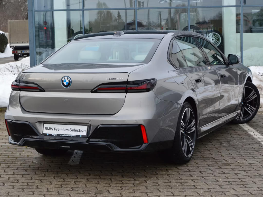 BMW i7