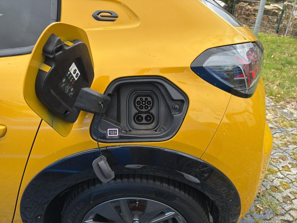 Peugeot e-208