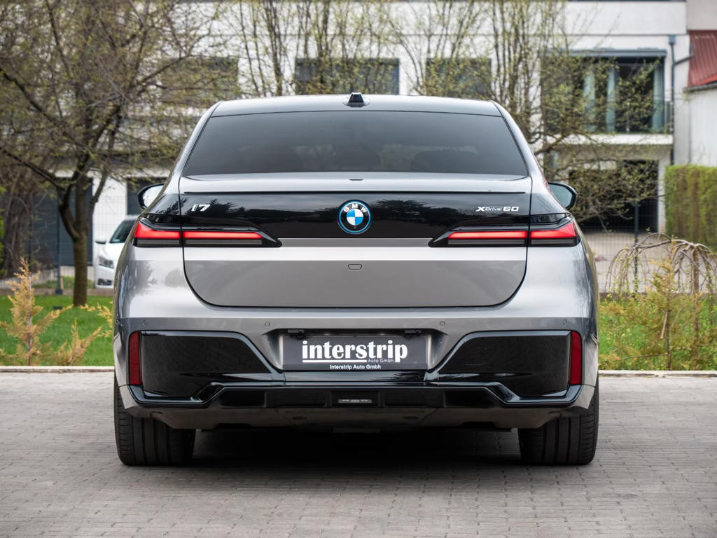 BMW i7