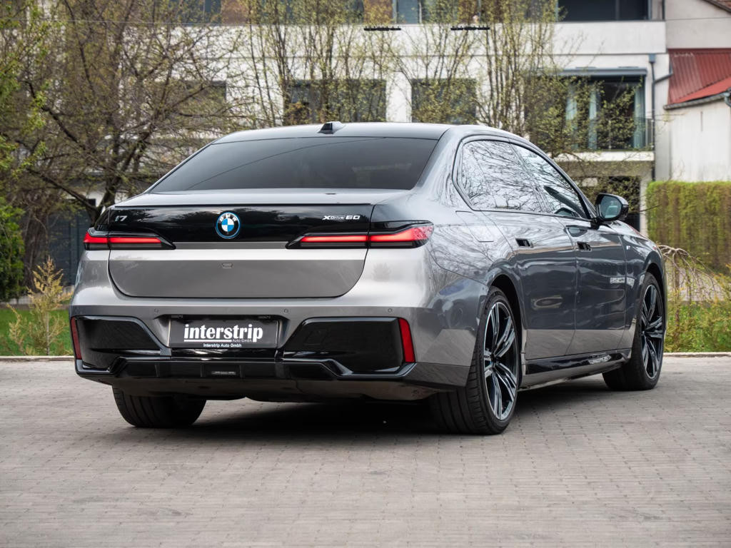 BMW i7
