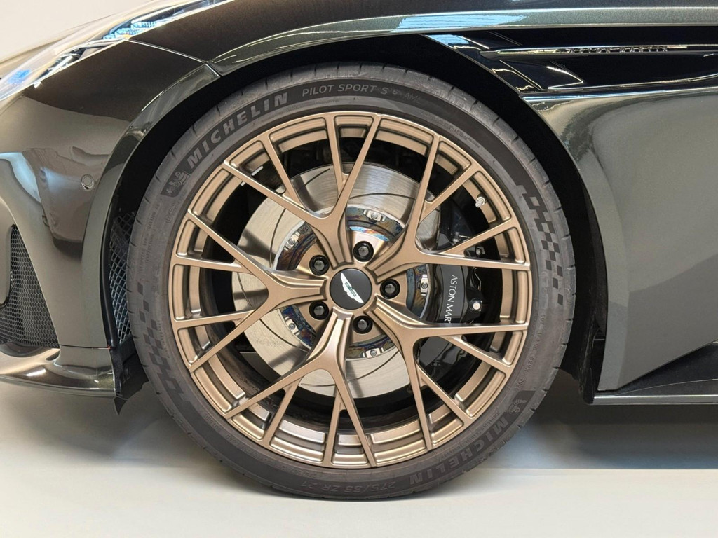 Aston Martin DB12