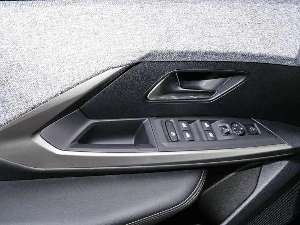 Peugeot E-3008